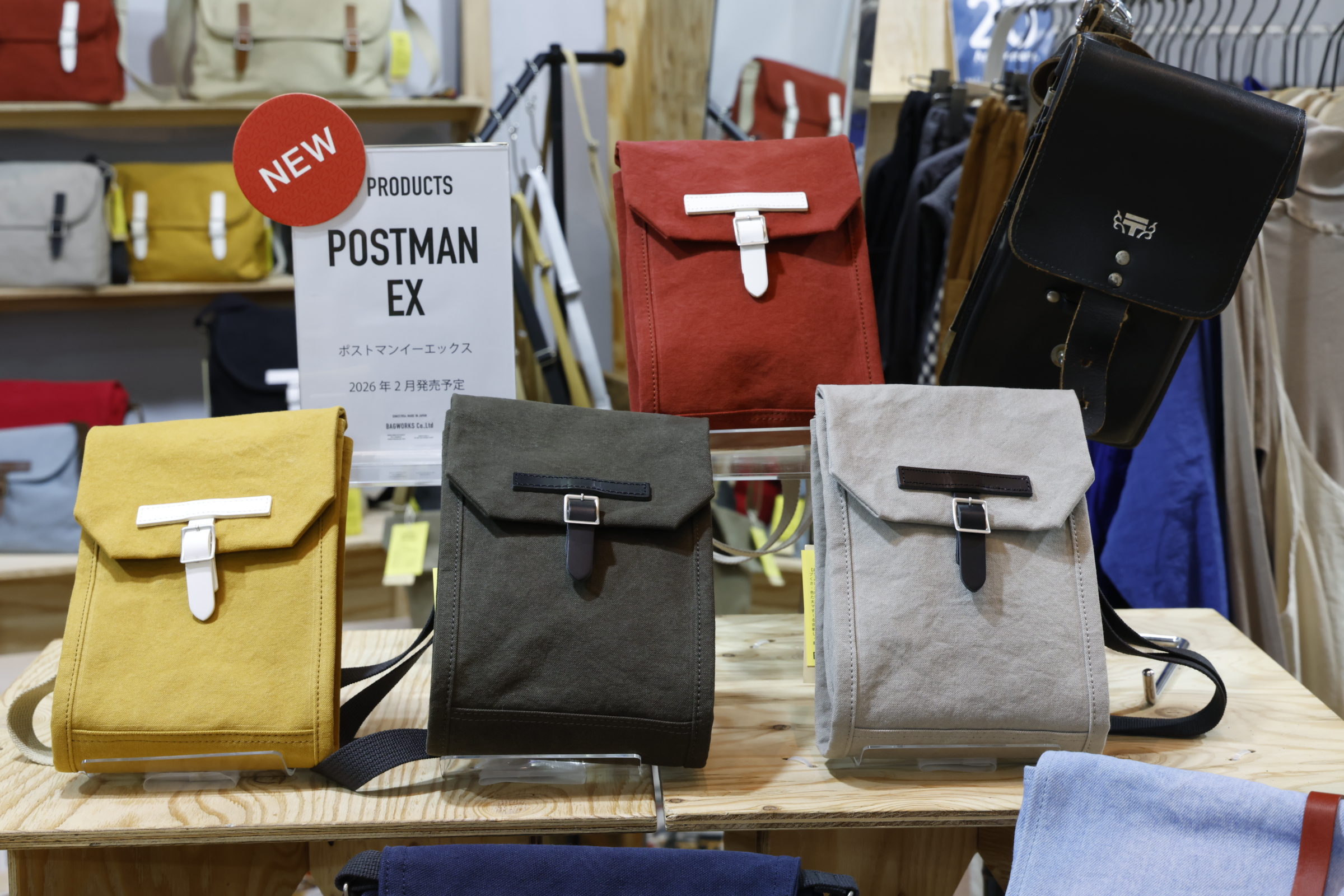 日本有数のかばん産地・兵庫県豊岡市の業務用かばんメーカーが送る、日常使いのブランド「BAGWORKS」。大人気アイテム「POSTMAN」シリーズ小ぶりで縦長な「POSTMAN EX」が新登場！EXはExpress（エキスプレス）の略。昔の日本郵便の配達員が速達郵便や書留郵便専用の縦長の革鞄を使っていたその鞄がモチーフです。