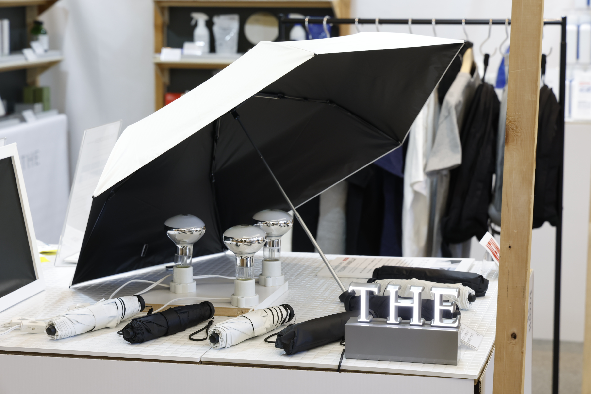 THE MONSTER SPECシリーズ3年ぶりの新作。重さ約140グラムの超軽量仕様で持ち運びやすく、晴雨兼用ながら「日傘」として高い遮熱性能を誇ります。骨や中棒の強度も高く、壊れにくく劣化しづらい全天候型の高い耐久性能を実現しました。